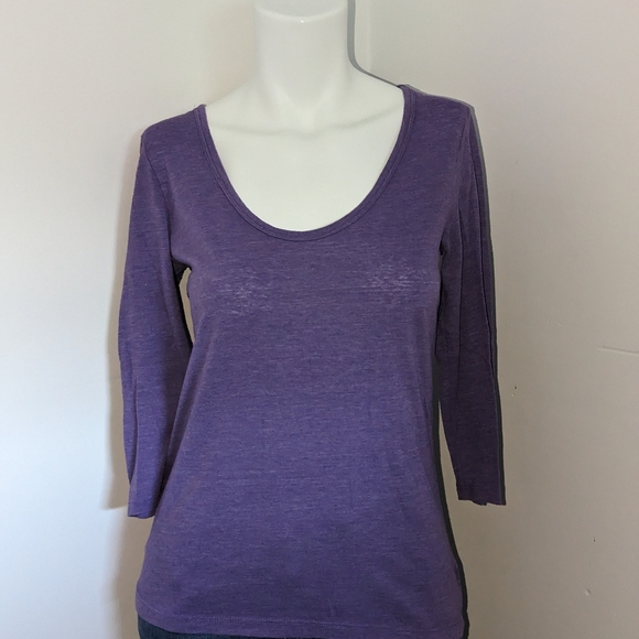 Woman's small old navy T-shirt - Picture 2 of 3